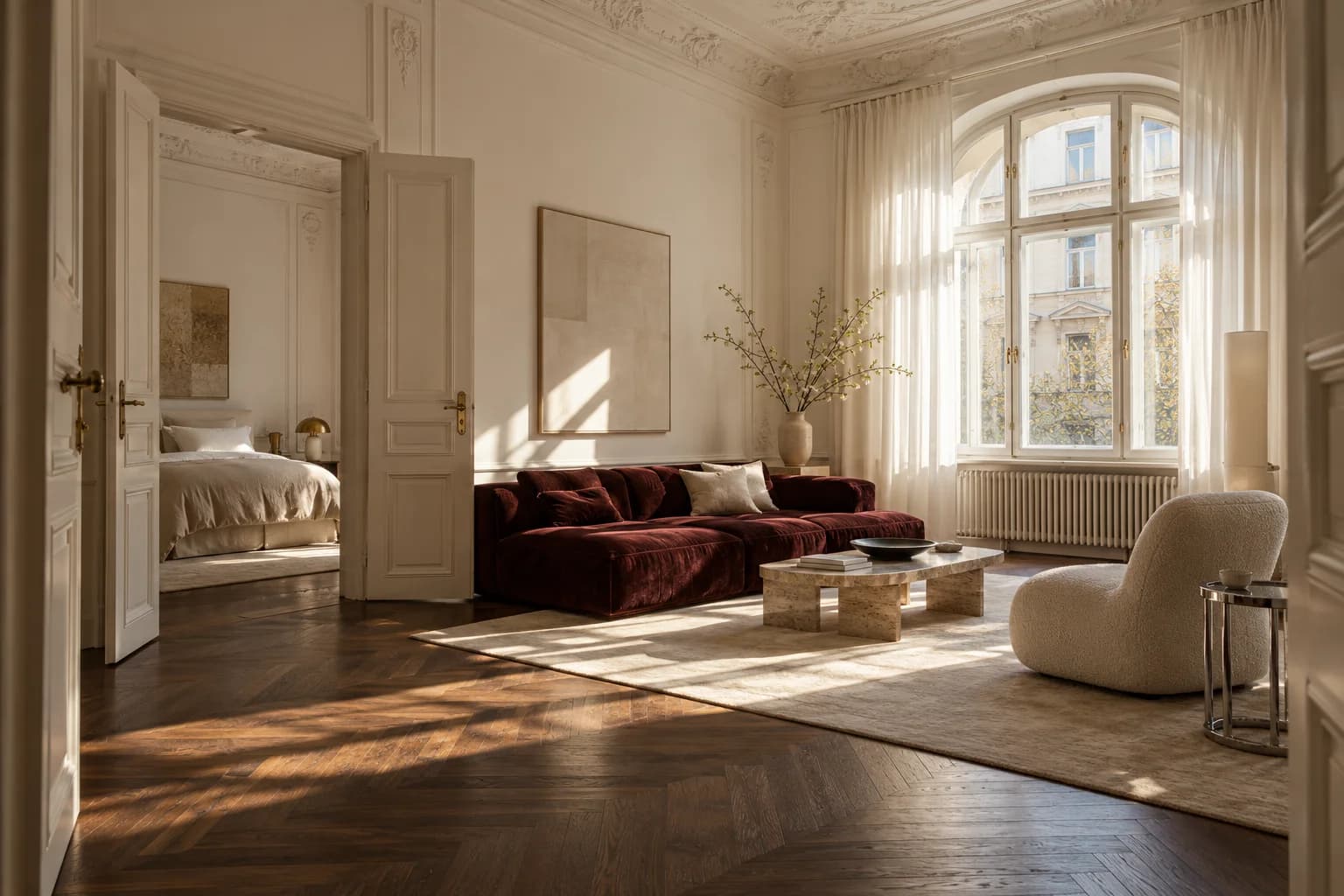 Wiener Hotelinterieur mit burgunderfarbenem Sofa und hohen Fenstern